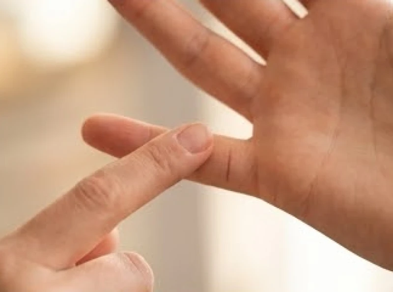 Đường con cái ở tay nữ: Cách xem chuẩn và quy tắc đối chiếu 4 Người phụ nữ đếm các vạch thẳng đứng tách biệt rõ nét trên mép bàn tay để dự đoán số con