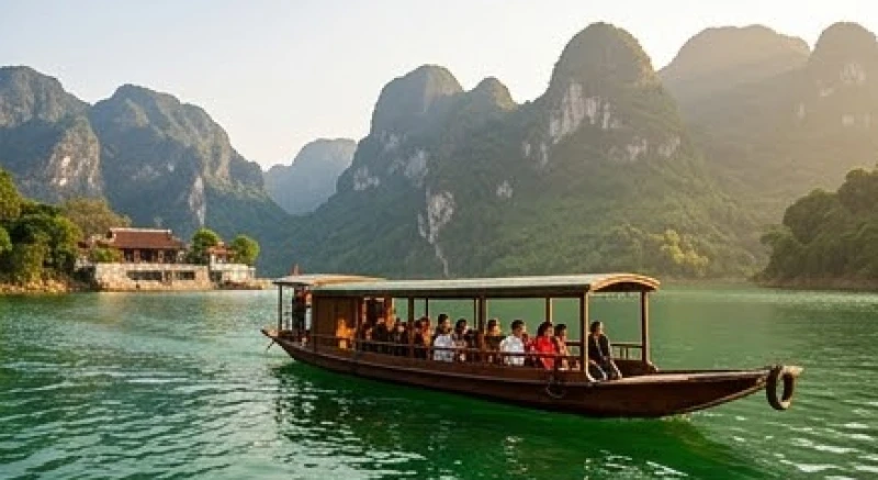 Người dân đi thuyền trên hồ sông Đà đến chiêm bái Đền Chúa Thác Bờ trong khung cảnh non nước