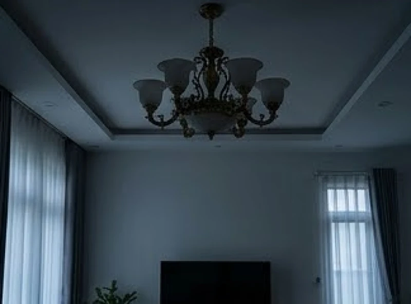 Đèn trong nhà tự tắt là điềm gì? Giải mã điềm báo và cách xử lý 6 Đèn chùm lớn giữa phòng khách bị tắt tối om trong không gian rộng