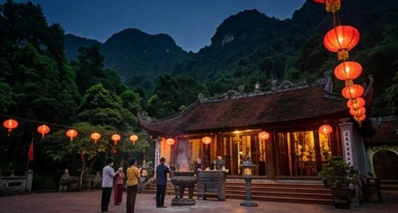 Toàn cảnh đền Cô Bé Chí Mìu tại xã Hương Sơn huyện Lạng Giang được thắp sáng lộng lẫy về đêm