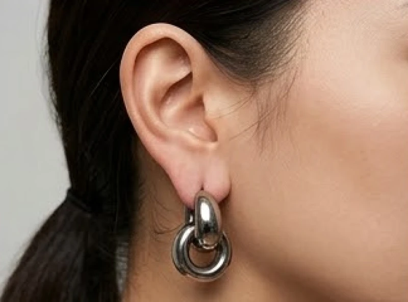 Dái tai bị kéo xệ và giãn mỏng do thói quen đeo các loại hoa tai kim loại có khối lượng lớn