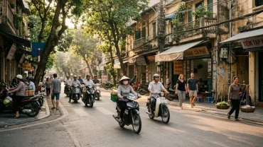 Hình ảnh dòng người nhường đường cho xe tang di chuyển trên phố giúp giải đáp thắc mắc đi đường gặp đám ma là điềm gì