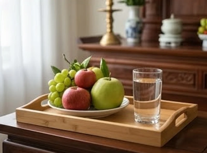 Đĩa trái cây tươi sạch cùng ly nước tinh khiết được chuẩn bị cẩn thận để dâng lên bàn thờ