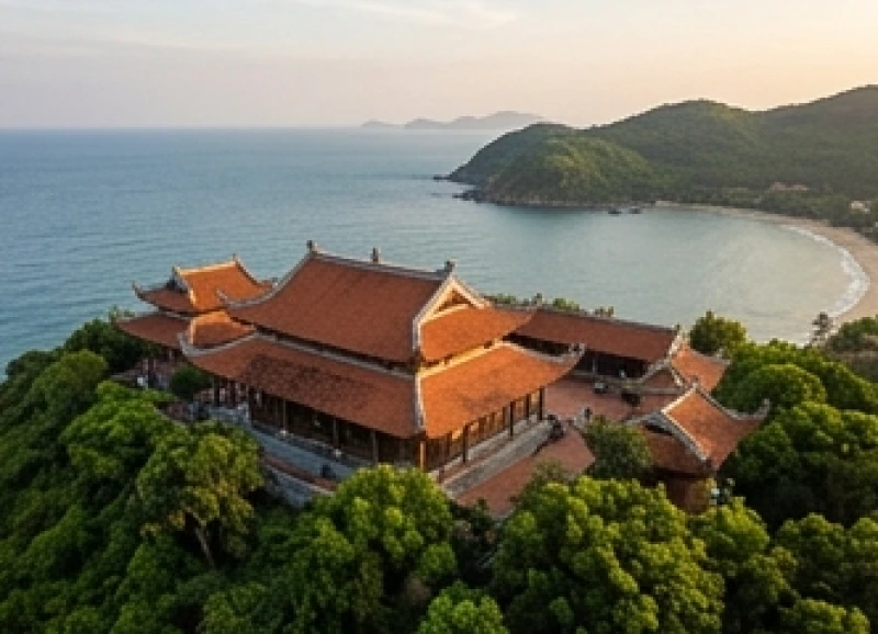 Văn khấn Đền Cửa Ông: Trọn bộ bài khấn và trình tự dâng lễ chuẩn 1 Toàn cảnh di tích Đền Cửa Ông lưng tựa núi và mặt hướng ra vịnh Bái Tử Long tĩnh lặng