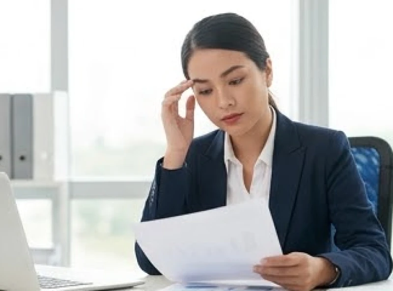 Nhân viên văn phòng suy nghĩ về điềm báo công việc khi bị ngứa chân mày