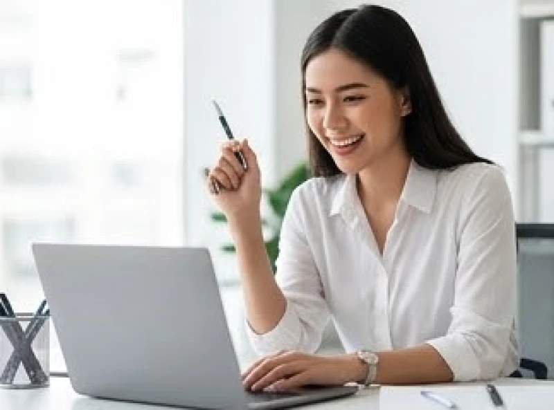 Nữ nhân viên văn phòng làm việc hiệu quả và tràn đầy năng lượng vào buổi sáng