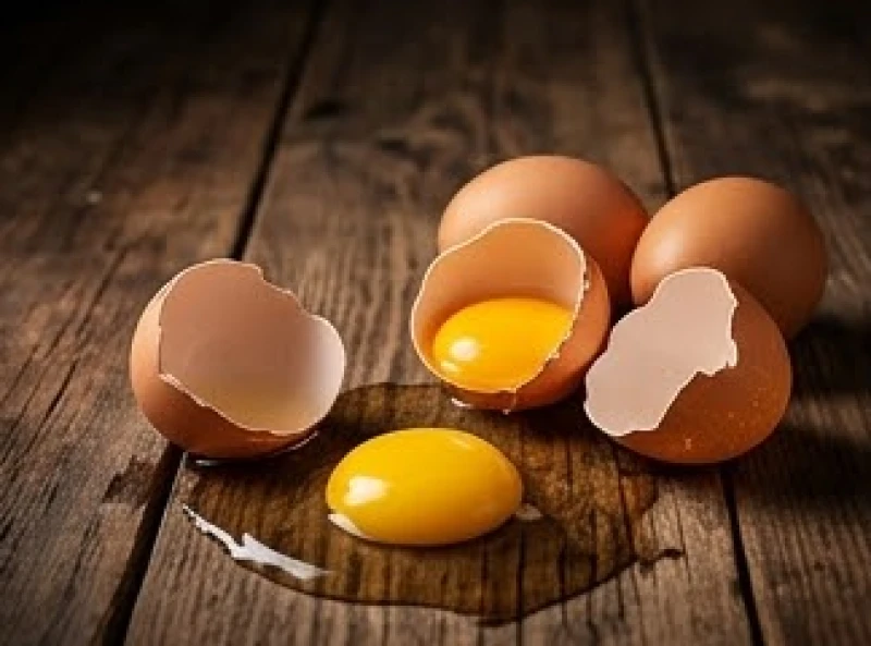 Mơ thấy ổ trứng gà: Tra cứu điềm báo bối cảnh và số tài lộc 9 Những quả trứng gà bị nứt vỡ chảy tràn lòng đỏ ra nền gỗ mang lại cảm giác xót xa