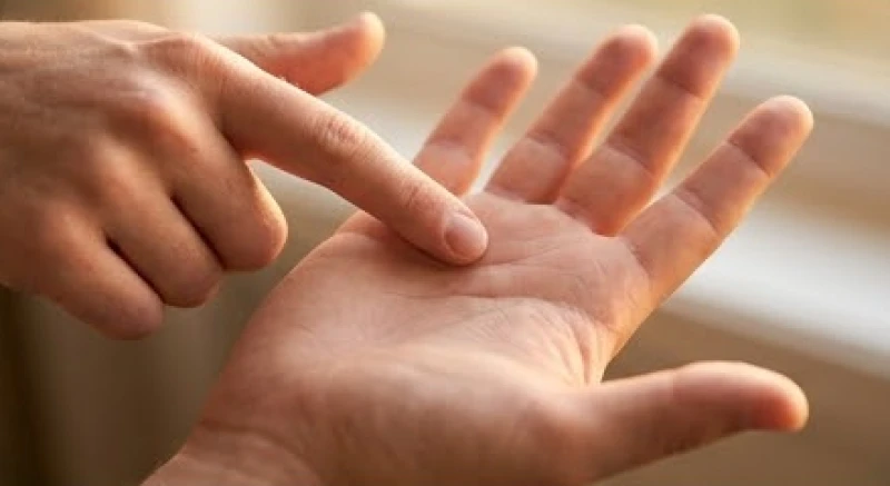 Ngón tay trỏ chỉ vào điểm kết thúc của đường tâm đạo nằm ngay dưới khu vực gò Mộc tinh