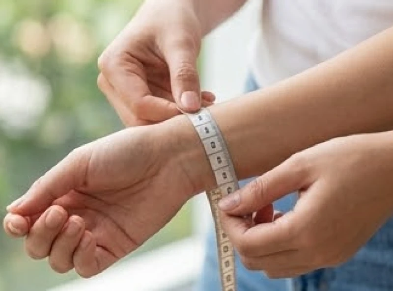 Thao tác sử dụng thước dây mềm để đo chu vi vòng quanh cổ tay một cách chính xác nhất