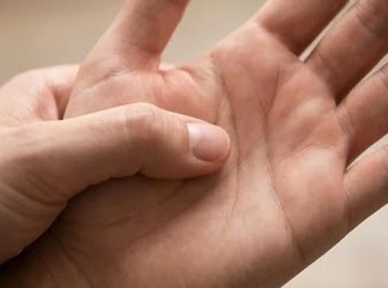 Đường sinh mệnh có dấu cắt ngang: Ý nghĩa lưu niên và cách hóa giải 10 Dùng ngón tay ấn nhẹ kiểm tra độ đàn hồi của vùng da gò Kim Tinh