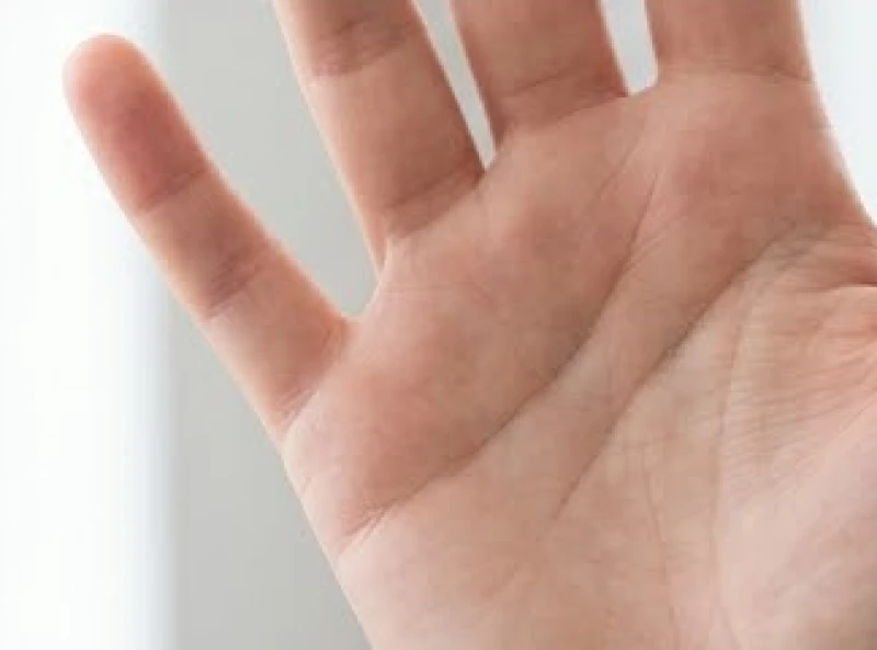 Khoảng cách từ ngấn gốc ngón tay út đến mép trên của đường Tâm Đạo được chia làm đôi