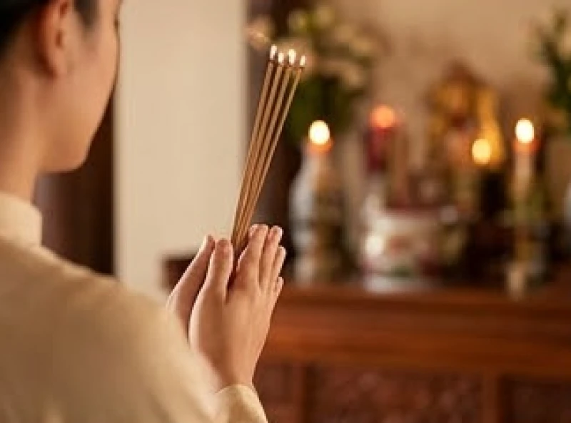 Văn khấn cầu con chuẩn nghi lễ: Cách sắm lễ và chọn ngày lành 5 Người phụ nữ chắp tay ngang ngực thành tâm đọc bài văn khấn cầu con trước ban thờ gia tiên