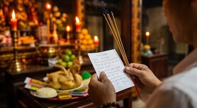 Tín chủ chắp tay thành kính đọc bài văn khấn Đền Chúa Thác Bờ trước ban thờ rực rỡ ánh nến