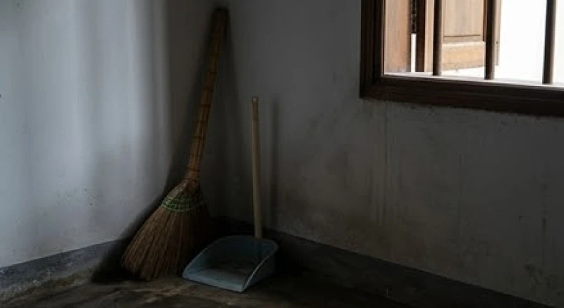 Bề mặt góc tường tối và ẩm thấp đang được dọn dẹp để loại bỏ năng lượng xấu do chuột chết trong nhà