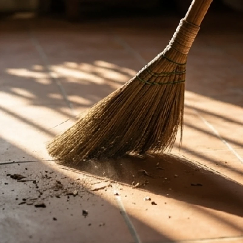 Thạch sùng kêu trong nhà là điềm gì: Giải mã & cách hóa giải 7 Thao tác dùng chổi đót quét dọn sạch sẽ góc nhà để loại bỏ tà khí và năng lượng tiêu cực