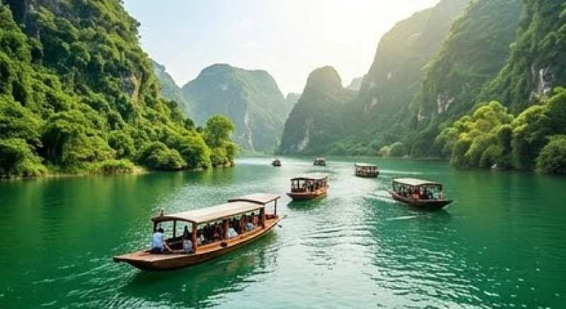 Đoàn thuyền chở khách hành hương tấp nập di chuyển trên hồ thủy điện để bái yết đền Thác Bờ
