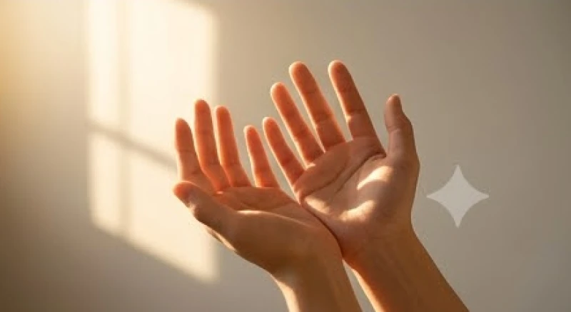 Đường sự nghiệp bị đứt đoạn: Ý nghĩa mốc tuổi và cách cải vận 8 Ánh nắng bình minh ấm áp chiếu rọi qua đôi bàn tay mở rộng tràn đầy sức sống và hy vọng