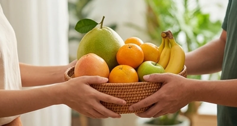 Đôi bàn tay đang trân trọng đón nhận một giỏ hoa quả nhiệt đới tươi ngon từ người khác