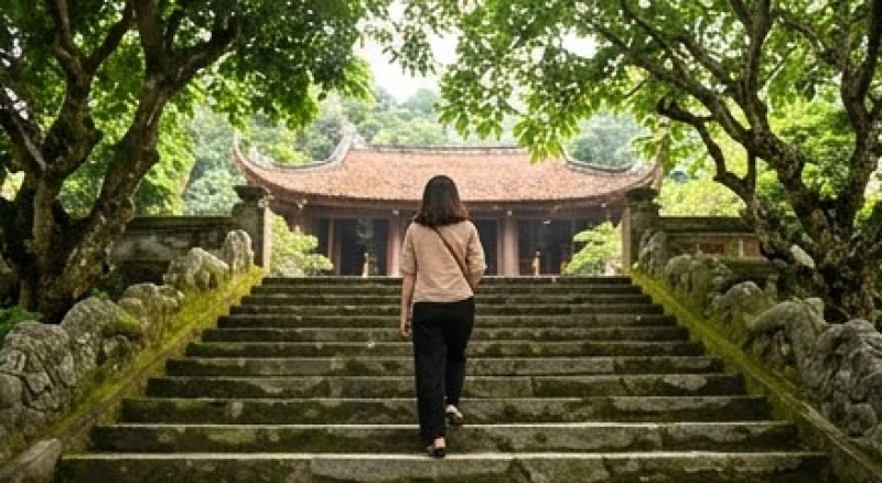 Du khách bước chậm rãi trên những bậc thang đá rêu phong rợp bóng mát cây xanh dẫn từ chân đồi lên đỉnh núi