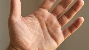 Bàn tay mở rộng dưới ánh sáng tự nhiên bộc lộ rõ các đường chỉ tay cảnh báo khó khăn và cách nhận diện chúng