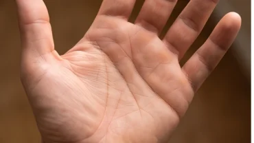 Lòng bàn tay mở rộng với các đường chỉ tay sâu và rõ nét thể hiện sinh lực dồi dào và vận mệnh vững vàng