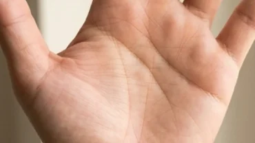 Bàn tay mở rộng hiển thị đường chỉ tay sinh mệnh sâu đậm và rõ nét