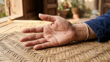 Cận cảnh lòng bàn tay có đường chỉ tay sinh mệnh có đuôi cá rẽ nhánh rõ nét dưới ánh sáng tự nhiên tại Việt Nam
