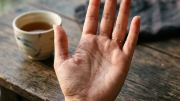 Hình ảnh chi tiết giúp bạn dễ dàng xác định và nhận diện đường chỉ tay sự nghiệp trên lòng bàn tay