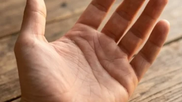 Lòng bàn tay mở rộng hiển thị rõ đường chỉ tay sự nghiệp hướng thẳng lên ngón giữa