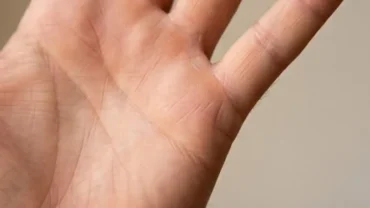 Góc nhìn cận cảnh mép bàn tay hiển thị rõ đường con cái ở tay nam tại gò Thủy Tinh