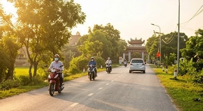 Ô tô di chuyển trên tuyến đường nhựa rộng rãi dẫn vào khu vực bãi đỗ xe của đền