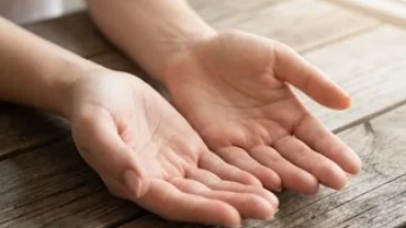 Bàn tay nữ giới mở rộng dưới ánh sáng tự nhiên để xem đường hôn nhân rẽ nhánh ở gò Thủy Tinh