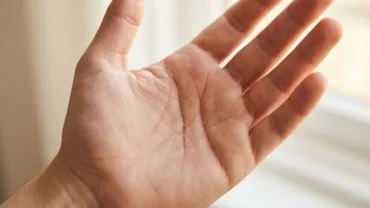 Lòng bàn tay người trưởng thành hiển thị rõ đường sinh mệnh bị đứt đoạn cùng các đường chỉ tay khác