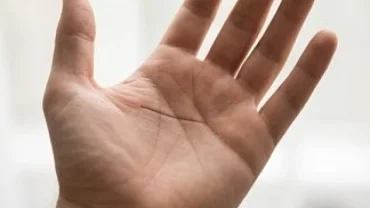 Cận cảnh bàn tay hiển thị rõ đường sinh mệnh có dấu cắt ngang dưới ánh sáng tự nhiên