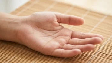 Bàn tay phụ nữ thanh thoát hiển thị rõ đường sinh mệnh sâu và liền mạch bao quanh gò Kim Tinh