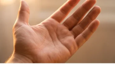 Lòng bàn tay rõ nét đường sự nghiệp có đuôi cá mang lại may mắn và tài lộc