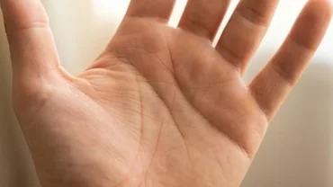 Bàn tay mở rộng cho thấy vị trí chính xác của đường sự nghiệp nằm ở đâu và hướng lên gò Thổ tinh