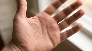 Bàn tay nam giới mở rộng với đường sự nghiệp ở nam rõ nét chạy dọc từ cổ tay lên ngón giữa
