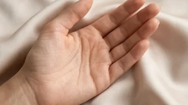 Bàn tay nữ giới mở rộng mềm mại để lộ rõ đường sự nghiệp vạch sâu chạy dọc ở giữa lòng bàn tay