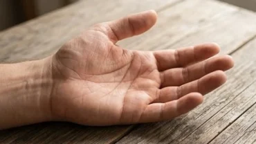 Cận cảnh lòng bàn tay lộ rõ đường tâm đạo có đảo dưới ánh nắng dịu nhẹ