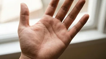 Cận cảnh lòng bàn tay có đường tâm đạo ngắn thể hiện tính cách độc lập và lý trí