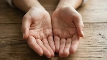 Bàn tay phái nữ với đường tâm đạo được làm nổi bật dưới ánh sáng ấm áp phản ánh đời sống tình cảm