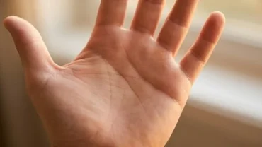Bàn tay mở rộng hiển thị rõ đường tâm đạo thẳng vắt ngang qua lòng bàn tay