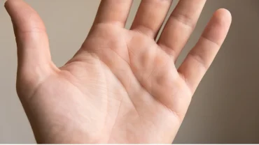 Cận cảnh lòng bàn tay mở rộng giúp xác định đường thái dương nằm ở đâu dưới gốc ngón áp út
