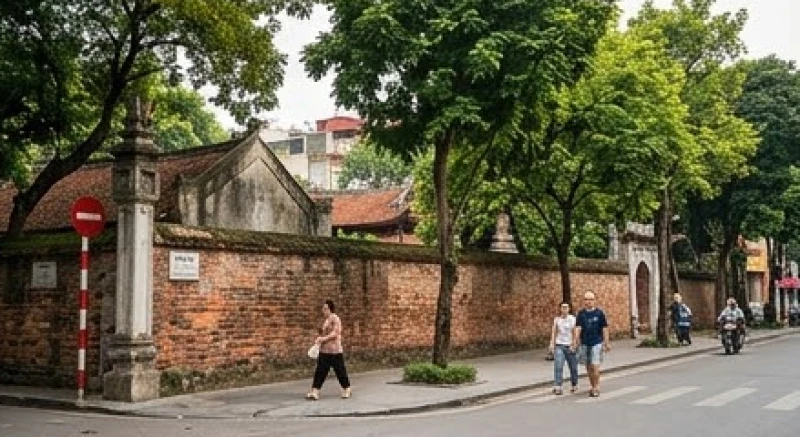 Góc đường Thanh Niên tấp nập người qua lại phía bên ngoài khuôn viên đền Quán Thánh vào dịp đầu xuân