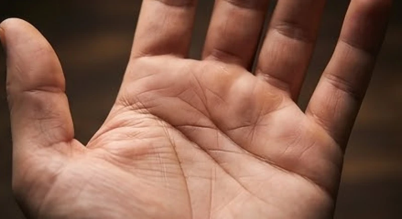 Lòng bàn tay nam giới có đường chỉ ngang bị đứt gãy ngay dưới ngón tay giữa
