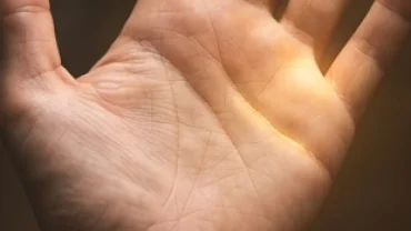 Bàn tay mở rộng với các đường chỉ rõ nét hiển thị đường tình duyên nằm ở đâu dưới gốc ngón út
