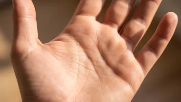 Cận cảnh lòng bàn tay có đường tình duyên ngắn với các đường chỉ tay sắc nét dưới ánh sáng tự nhiên