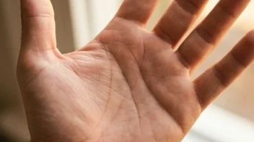 Cận cảnh lòng bàn tay hiện rõ đường tình duyên ở nam giới đầy mạnh mẽ và sắc nét