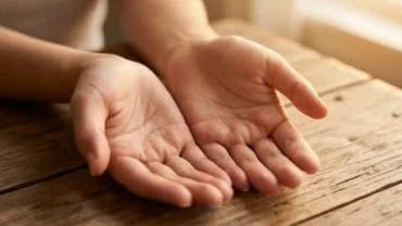 Hai bàn tay của người phụ nữ mở ra để xem đường tình duyên ở nữ dưới ánh sáng tự nhiên